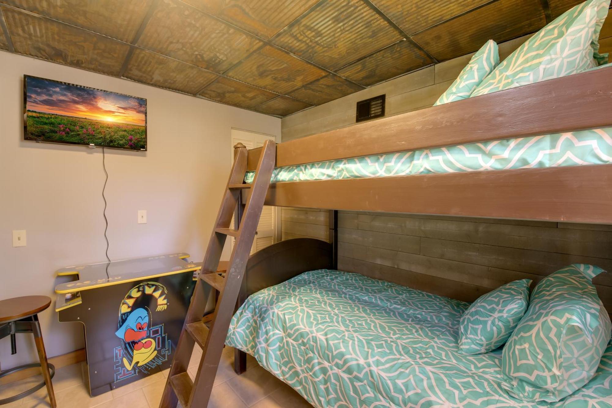 Gatlinburg Mountain Cabin With Hot Tub, Deck And Games Экстерьер фото
