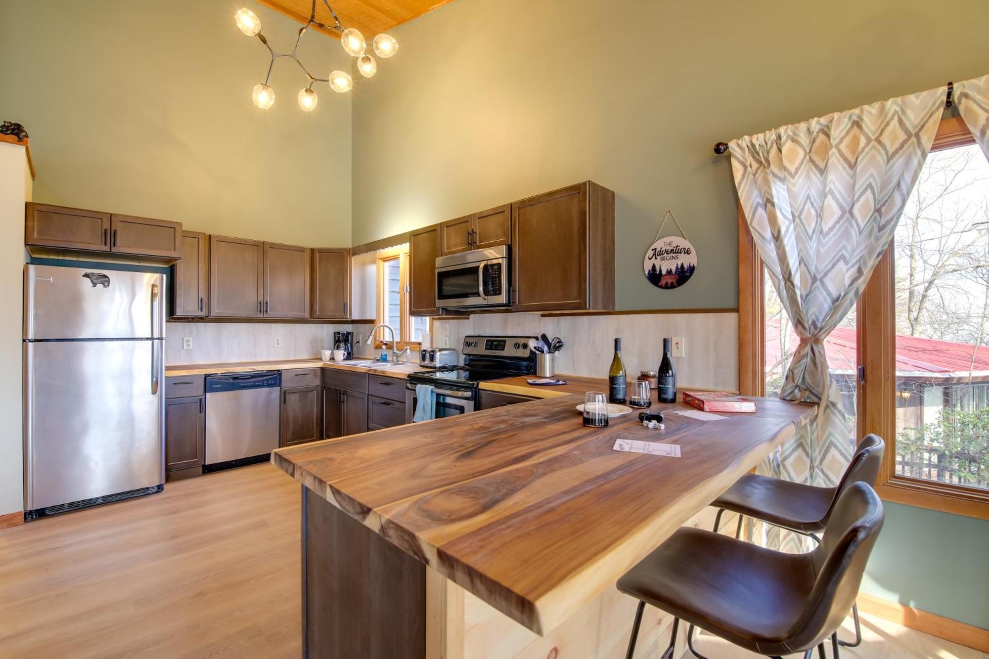 Gatlinburg Mountain Cabin With Hot Tub, Deck And Games Экстерьер фото